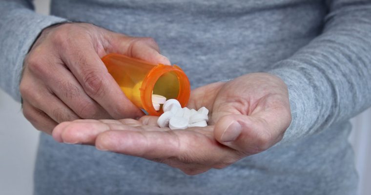 Painkiller Addiction Symptoms: 5 Signs Your Loved One is Addicted to Painkillers