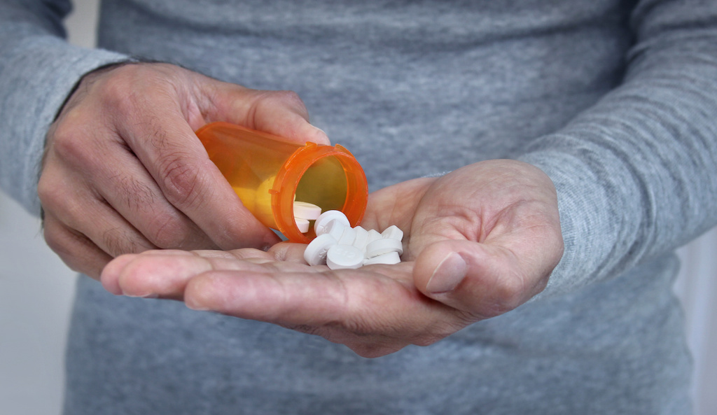Painkiller Addiction Symptoms: 5 Signs Your Loved One is Addicted to Painkillers