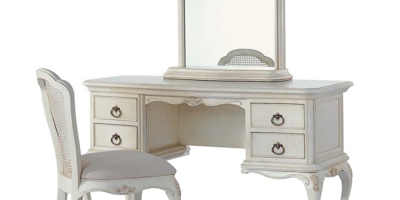Various Ways to Use a Dressing Table